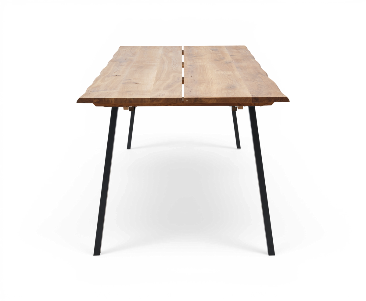 Rektangulært spisebord i træ med naturkant og sorte metalben, set forfra mod hvid baggrund.
