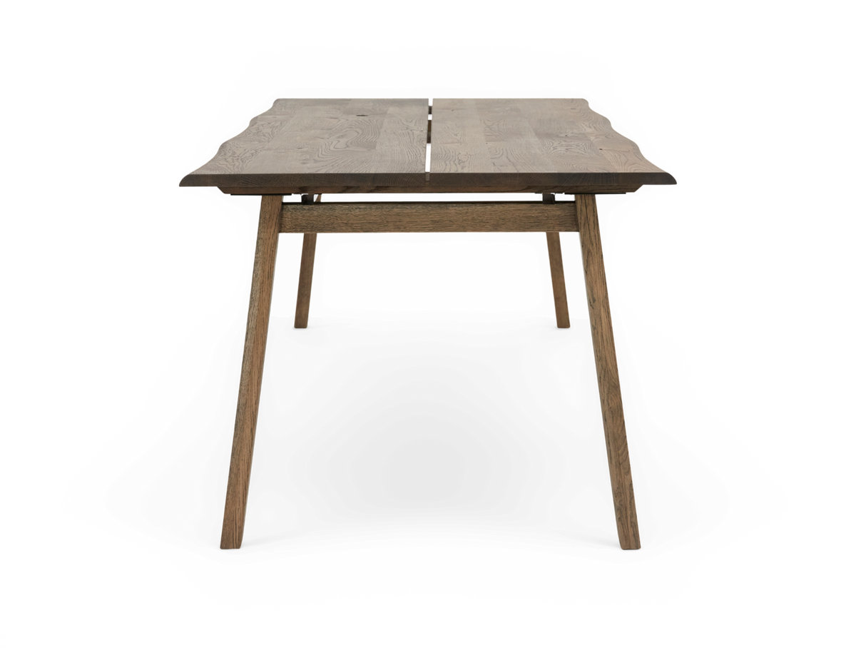 Spisebord i mørkbejset træ med live edge-kanter, to planker med smal sprække i midten, set forfra.