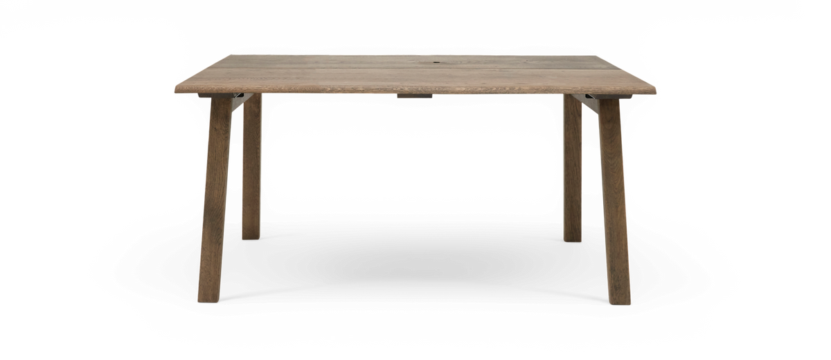 Rektangulært spisebord i massivt træ med skråtstillede ben, fritlagt mod transparent baggrund.