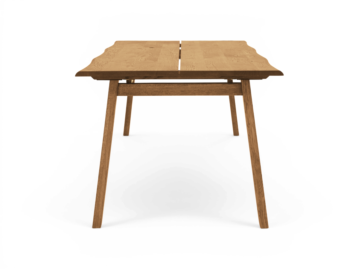 Spisebord i massivt træ med skrå ben, set direkte forfra, frilagt baggrund.