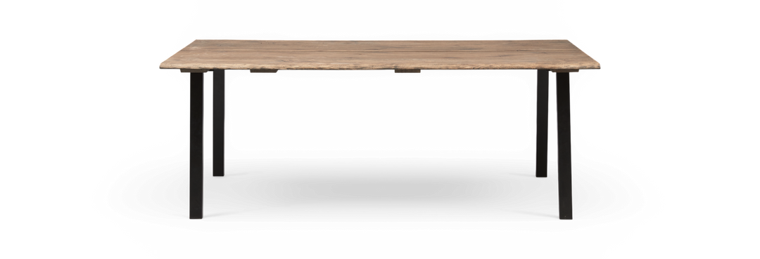 Rektangulært spisebord med bordplade i naturtræ og sorte metalben, set forfra mod sort baggrund.