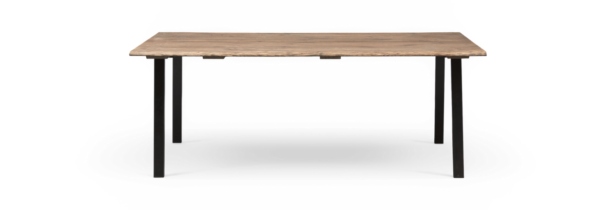 Rektangulært spisebord med bordplade i naturtræ og sorte metalben, set forfra mod sort baggrund.