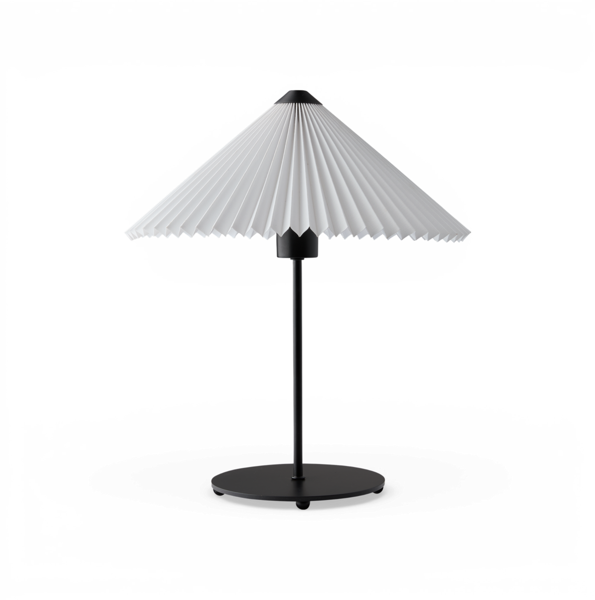 Bordlampe med sort fod og stor hvid plisseret, kegleformet skærm.