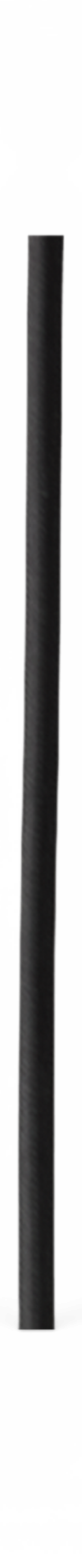 Sort tekstilbeklædt elkabel i close-up mod sort baggrund.