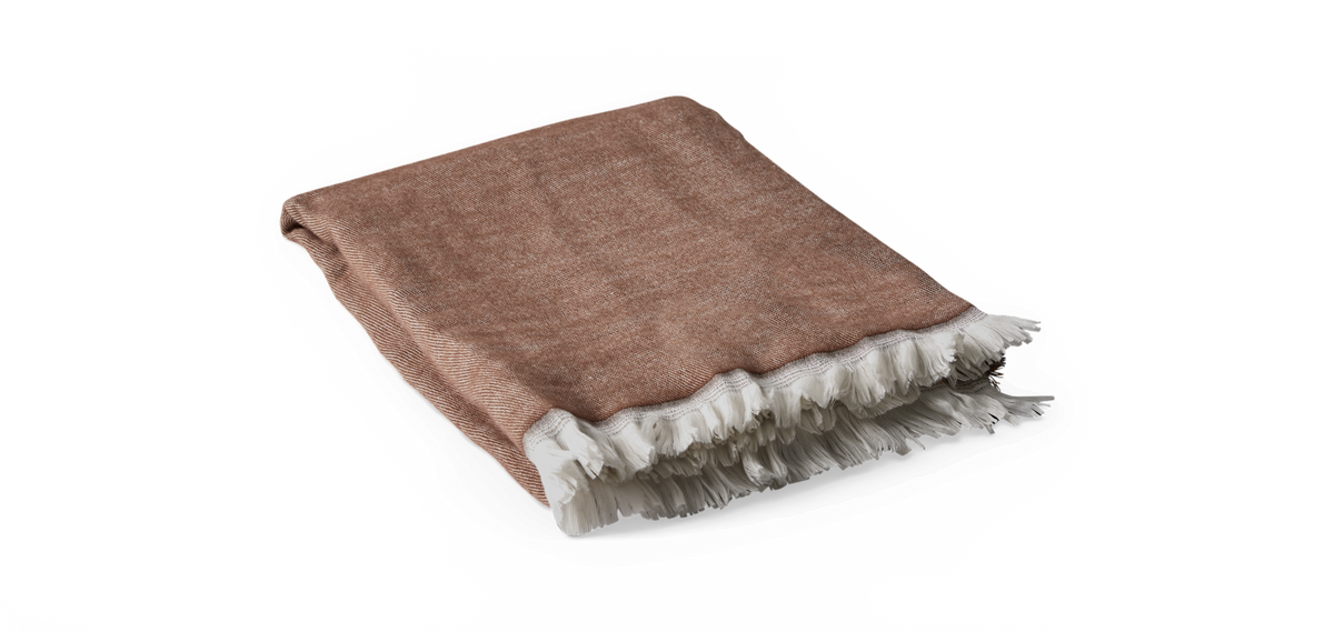 Sammenfoldet brun plaid med hvide frynser, frilagt produktfoto.