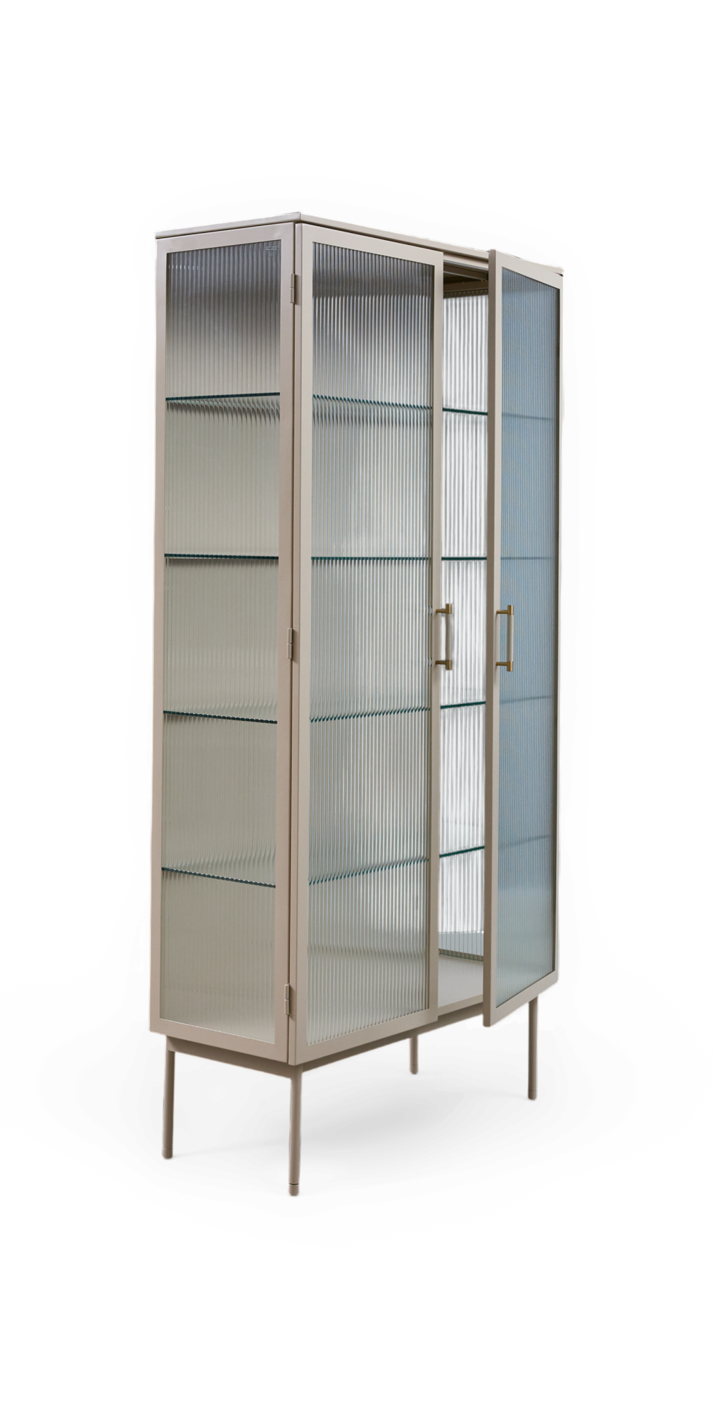 Beige vitrineskab med rillet glas og glashylder, én dør står åben.