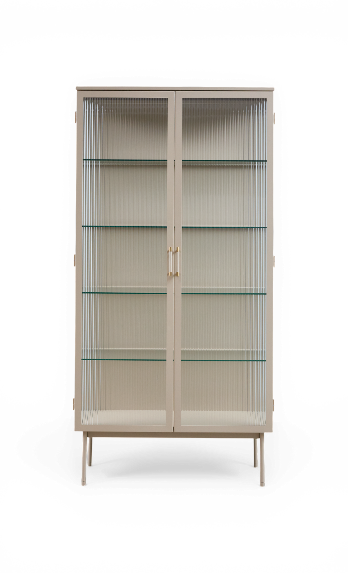 Beige vitrineskab med rillet glaslåger, glashylder og messingfarvede greb, fritlagt frontvisning på slanke ben.