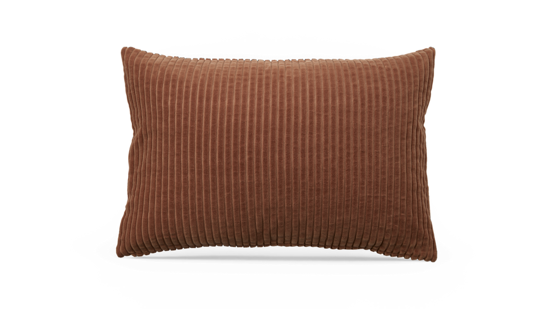 Brun, rillet pyntepude i rektangulær form med bred corduroy‑struktur.