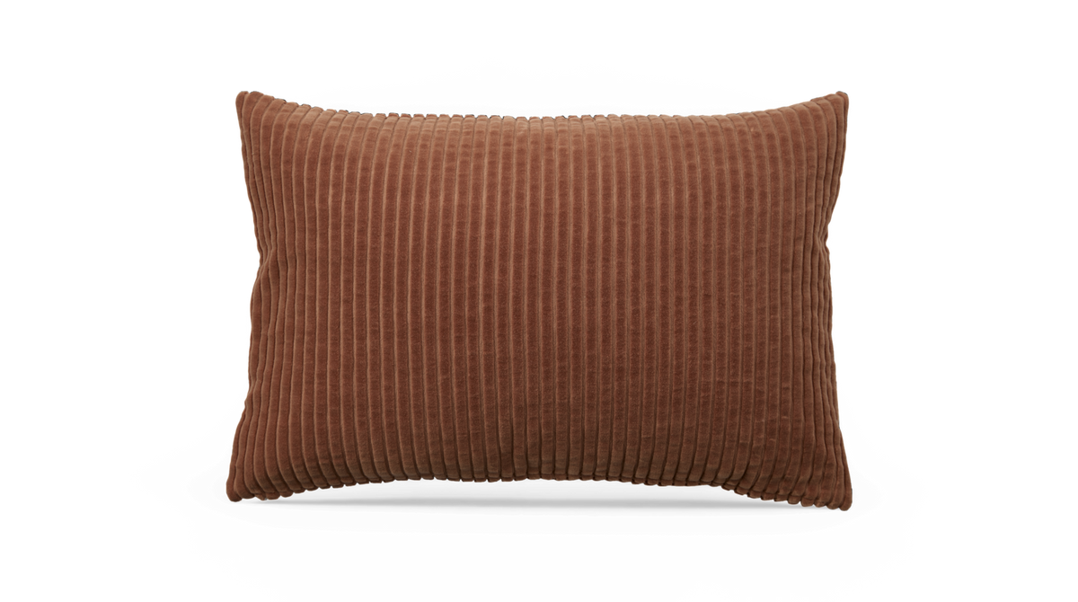Brun, rillet pyntepude i rektangulær form med bred corduroy‑struktur.
