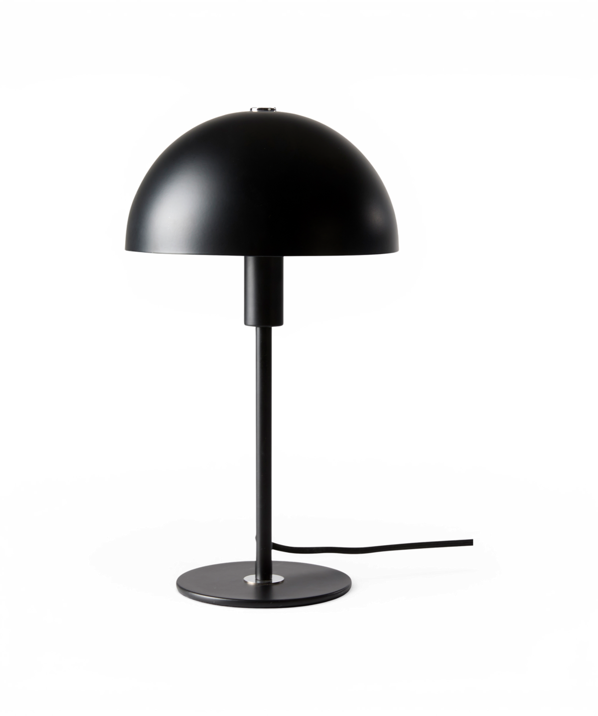 Sort bordlampe med halvkugleformet skærm på rund fod og synlig ledning, frilagt på hvid baggrund.