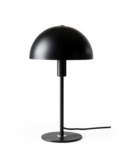 Sort bordlampe med halvkugleformet skærm på rund fod og synlig ledning, frilagt på hvid baggrund.