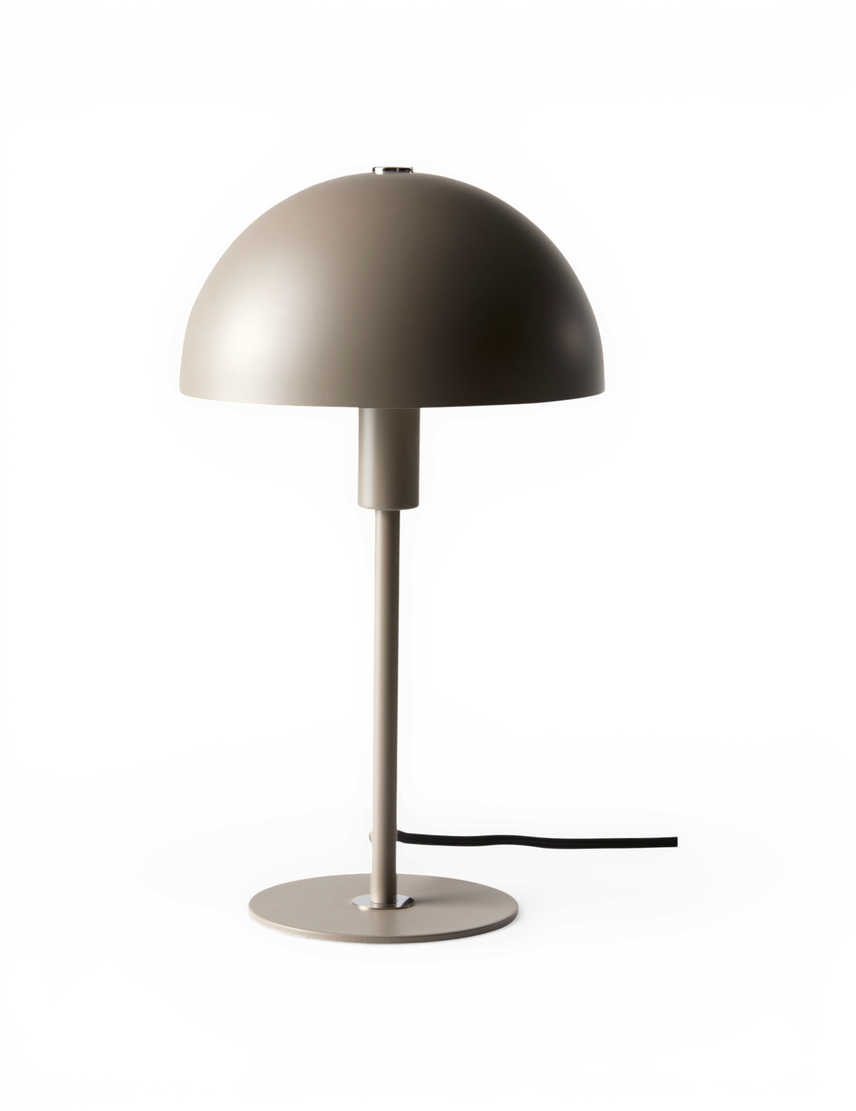 Beige bordlampe med halvkupelformet skærm og rund fod, ledningen er synlig.