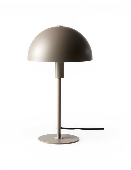 Beige bordlampe med halvkupelformet skærm og rund fod, ledningen er synlig.