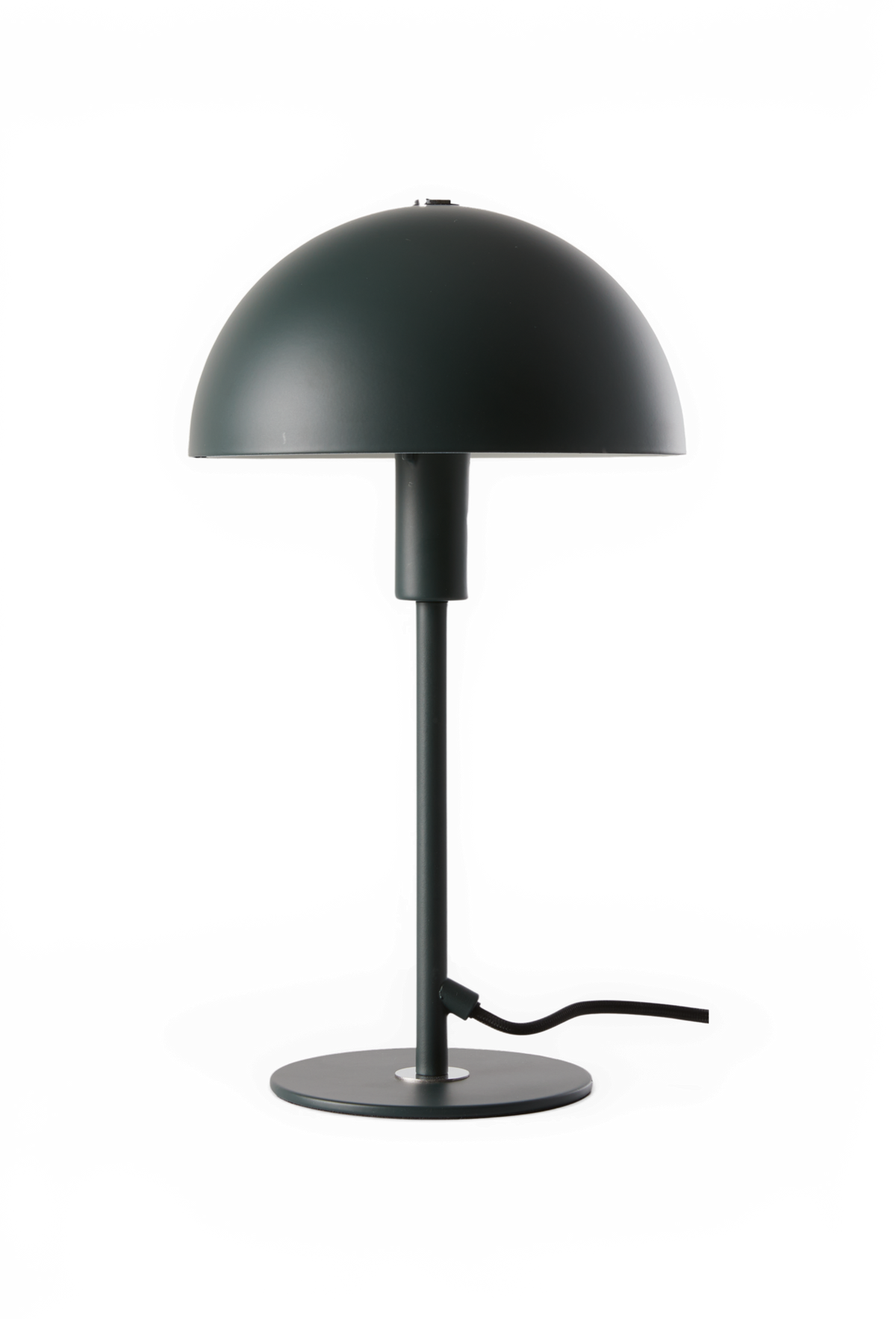Bordlampe i mørkegrøn metal med halvkupet skærm og rund fod, fritlagt produktbillede.