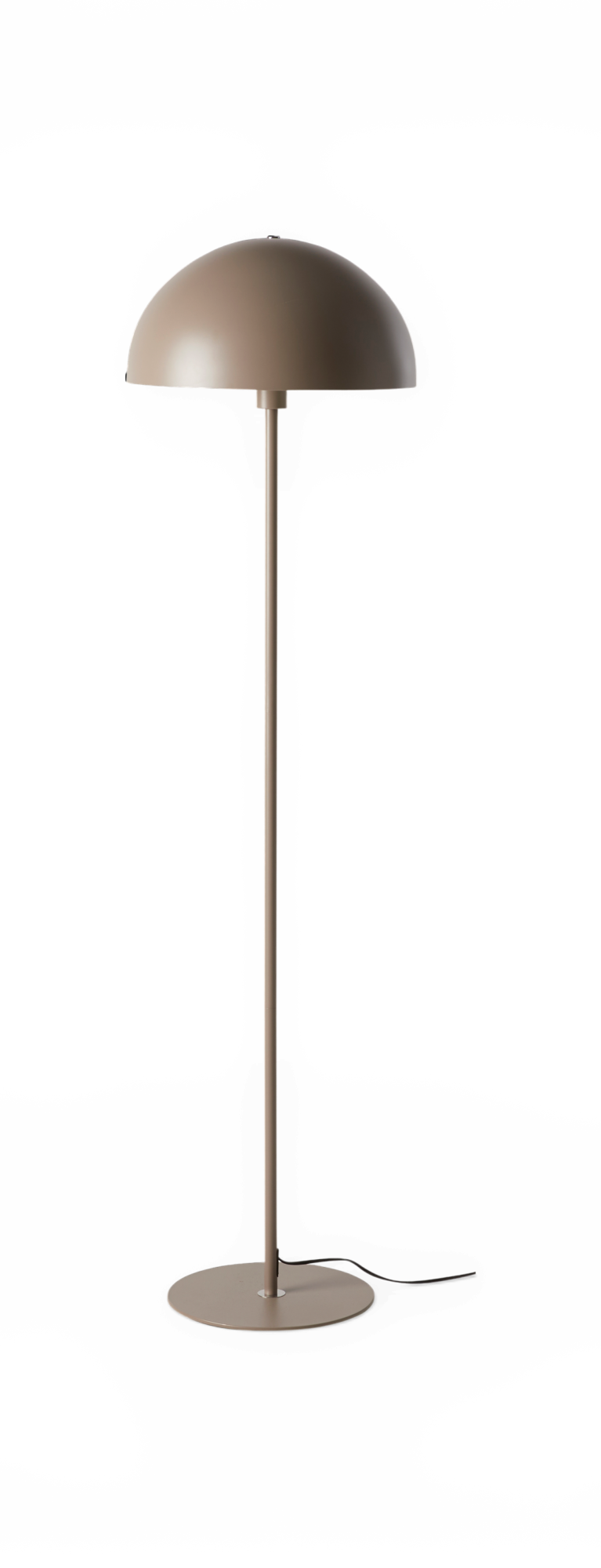 Gulvlampe i taupe med svampeformet kuppelskærm og rund fod, frilagt på mørk baggrund.