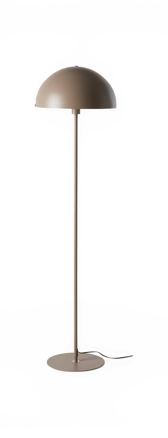 Gulvlampe i taupe med svampeformet kuppelskærm og rund fod, frilagt på mørk baggrund.