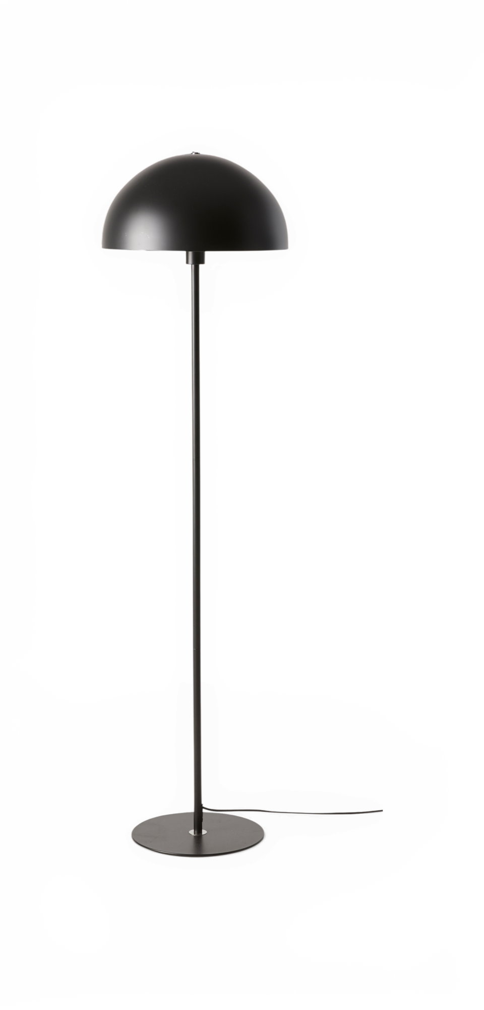 Sort gulvlampe med halvkupet skærm og rund fod.