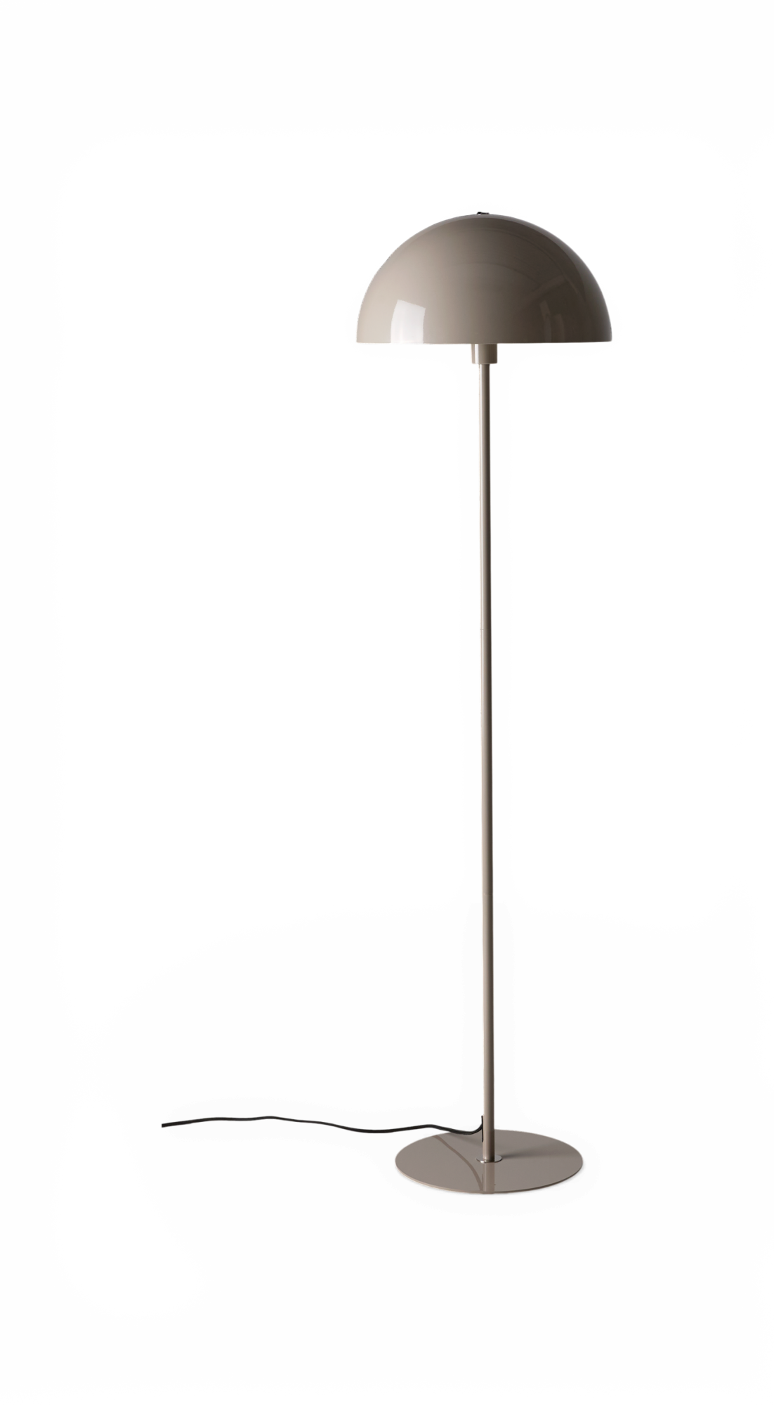 Gulvlampe med halvkugleformet skærm i taupe, slankt stativ og rund fod, synlig ledning, på sort baggrund.