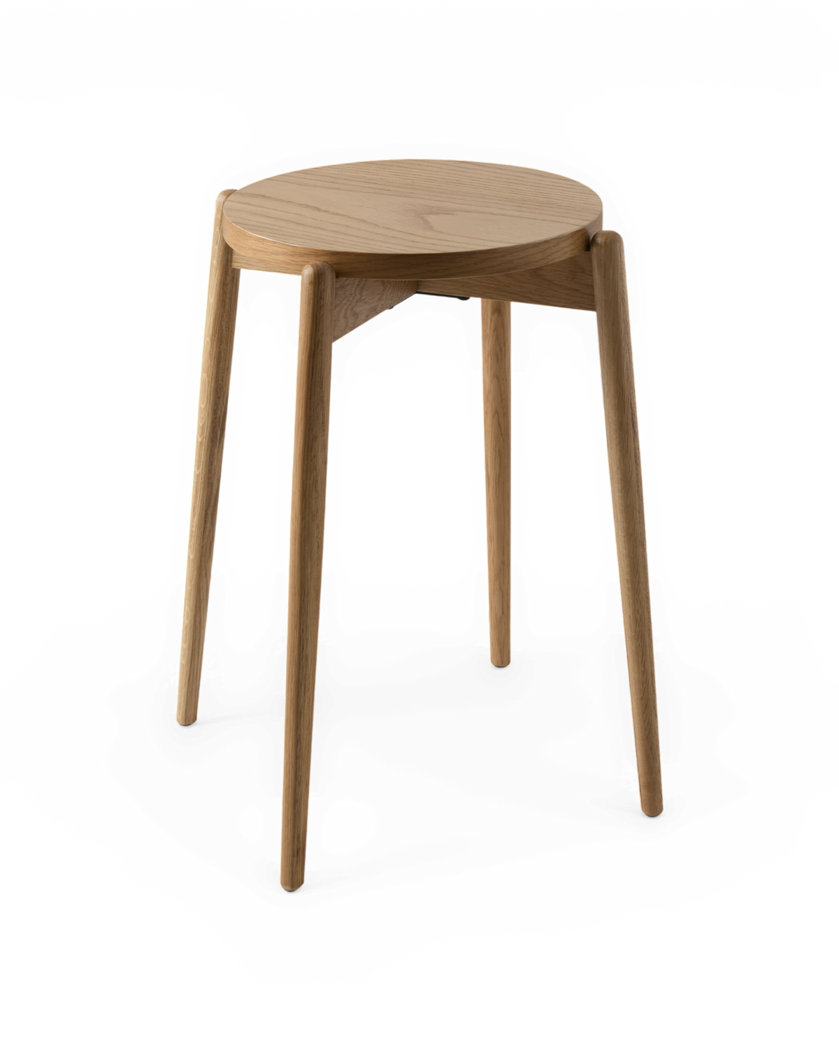 Trebent skammel i lys eg med rundt sæde, minimalistisk design.