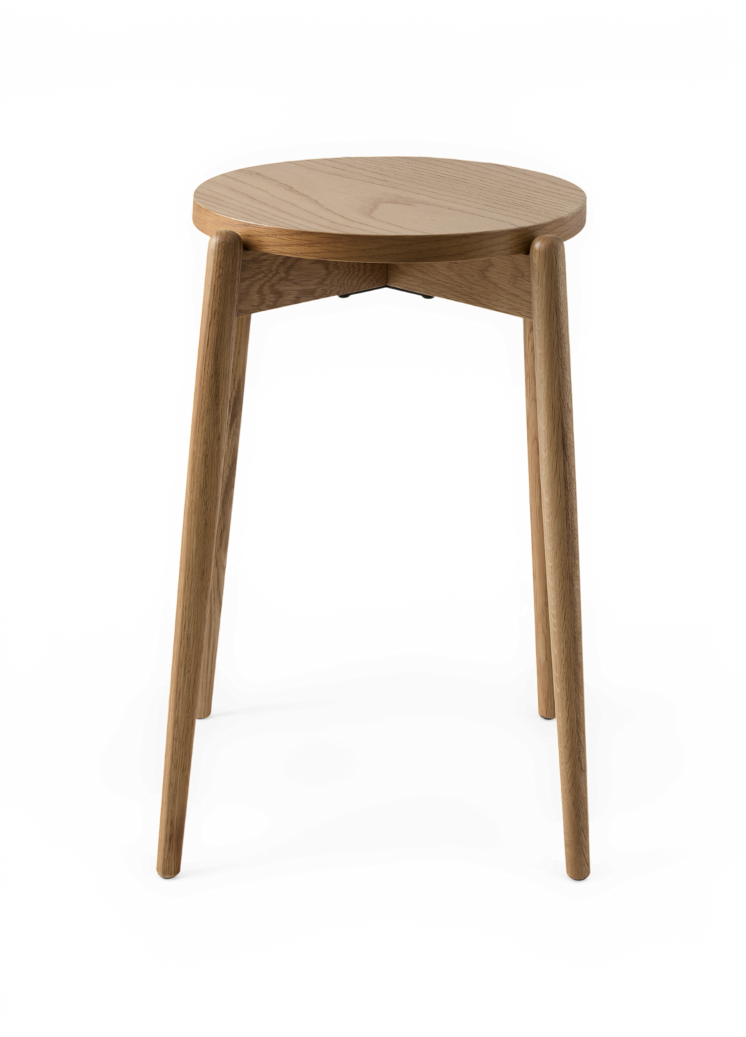 Rund trebenet skammel i lys eg, minimalistisk design på transparent baggrund.