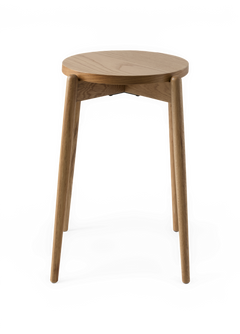 Rund trebenet skammel i lys eg, minimalistisk design på transparent baggrund.