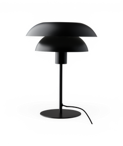 Sort bordlampe med dobbel lagdome skærme, rund base og synlig ledning.