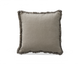 Kvadratisk beige pyntepude med frynset kant, frilagt på hvid baggrund.