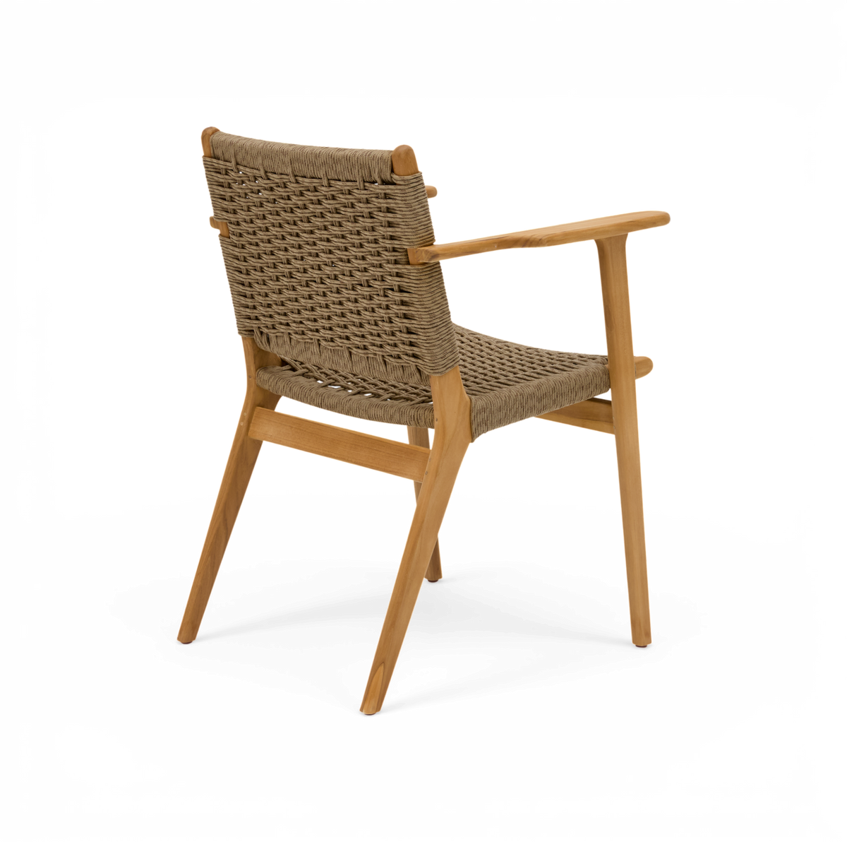 Stol med flettet sæde og ryg i taupe reb og lys træramme, set bagfra i trekvart vinkel på hvid baggrund.