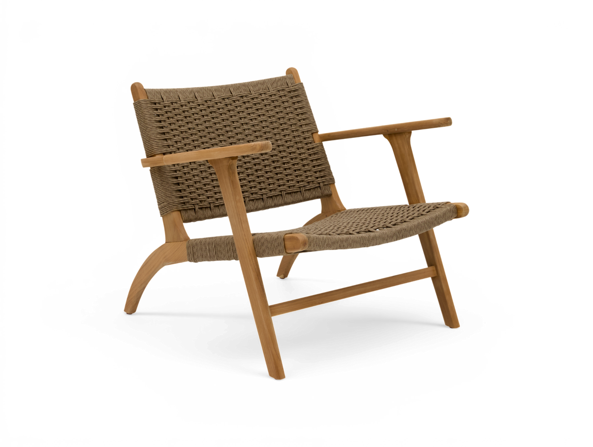 Lav lænestol i træ med flettet sæde og ryg i naturfarver, skandinavisk design.