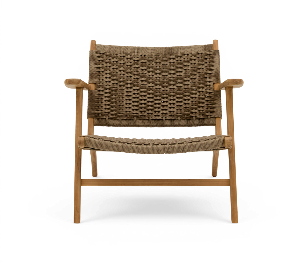 Lav loungestol i træ med flettet sæde og ryg i naturfarvet rattan, frontvisning.