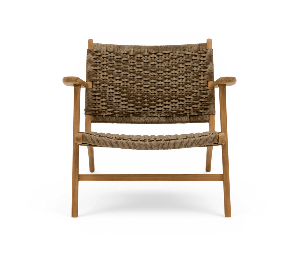 Lav loungestol i træ med flettet sæde og ryg i naturfarvet rattan, frontvisning.