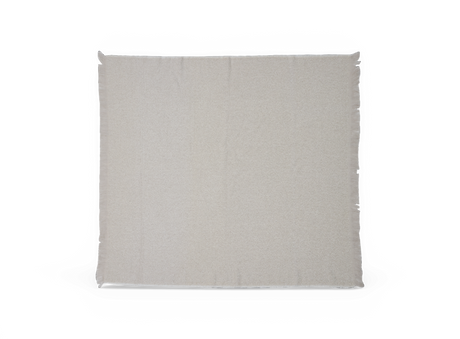 Lysebeige plaid med fine frynser langs kanterne, lagt fladt på hvid baggrund.