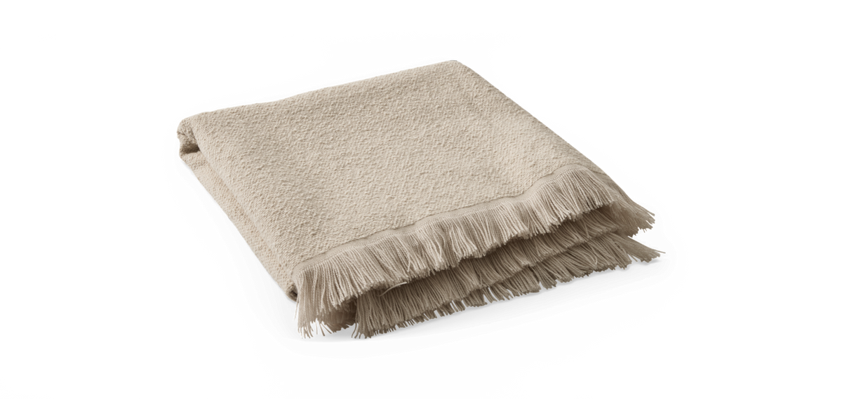 Beige plaid med frynser, sammenfoldet.