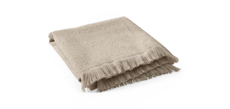 Beige plaid med frynser, sammenfoldet.