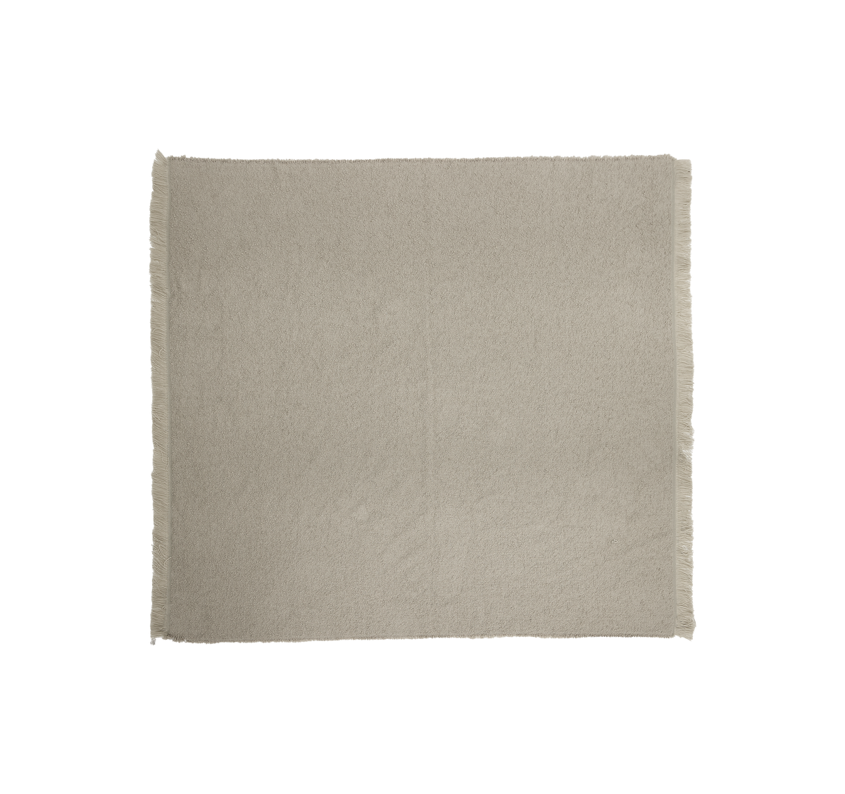Lyst skandinavisk stue og spiseområde med beige sofa, rundt sofabord i træ, sort gulvlampe, to indrammede plakater, vase med pampasgræs, lys tæppe, lette gardiner og spisebord i træ med sorte stole under sort pendel.