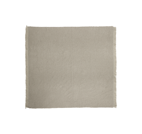Lyst skandinavisk stue og spiseområde med beige sofa, rundt sofabord i træ, sort gulvlampe, to indrammede plakater, vase med pampasgræs, lys tæppe, lette gardiner og spisebord i træ med sorte stole under sort pendel.