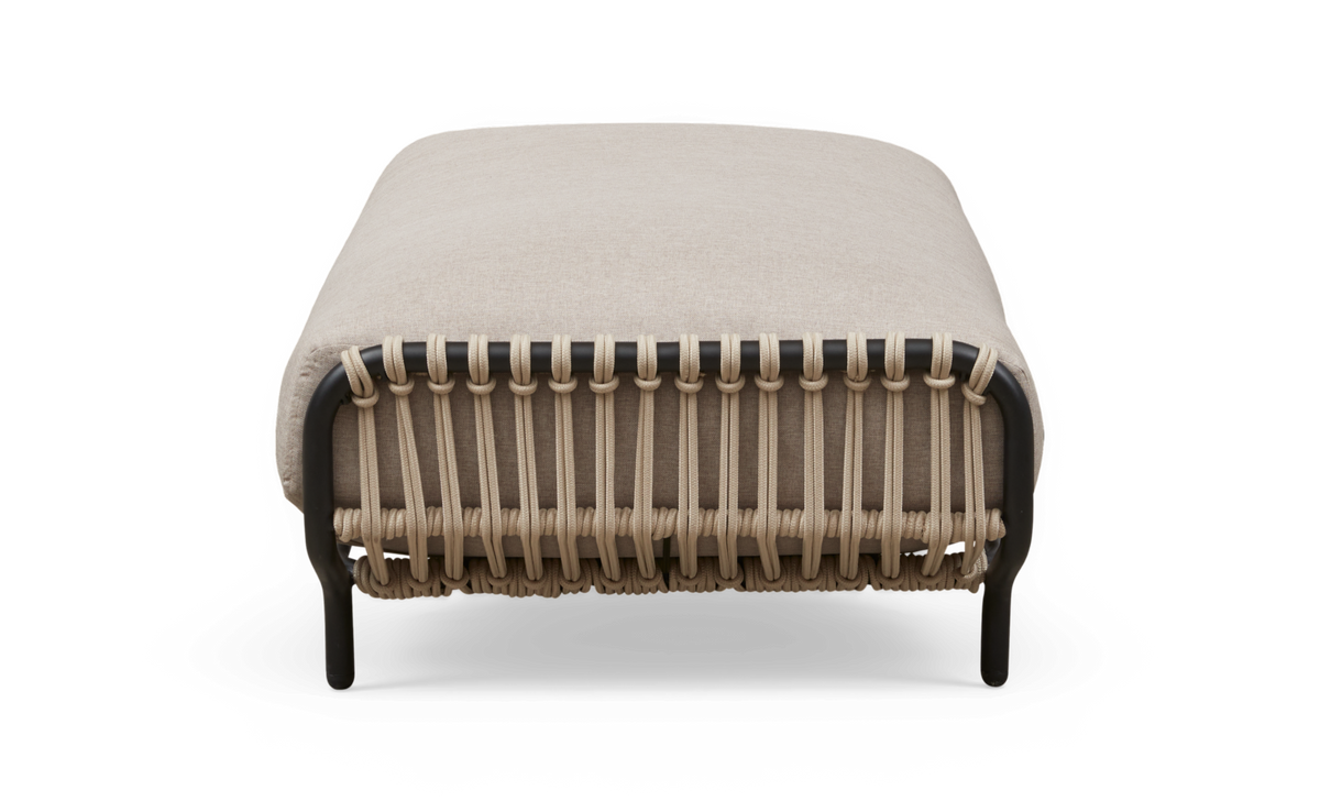 Beige puf/ottoman med sort metalram og lys rebfletning, frilagt frontvisning.