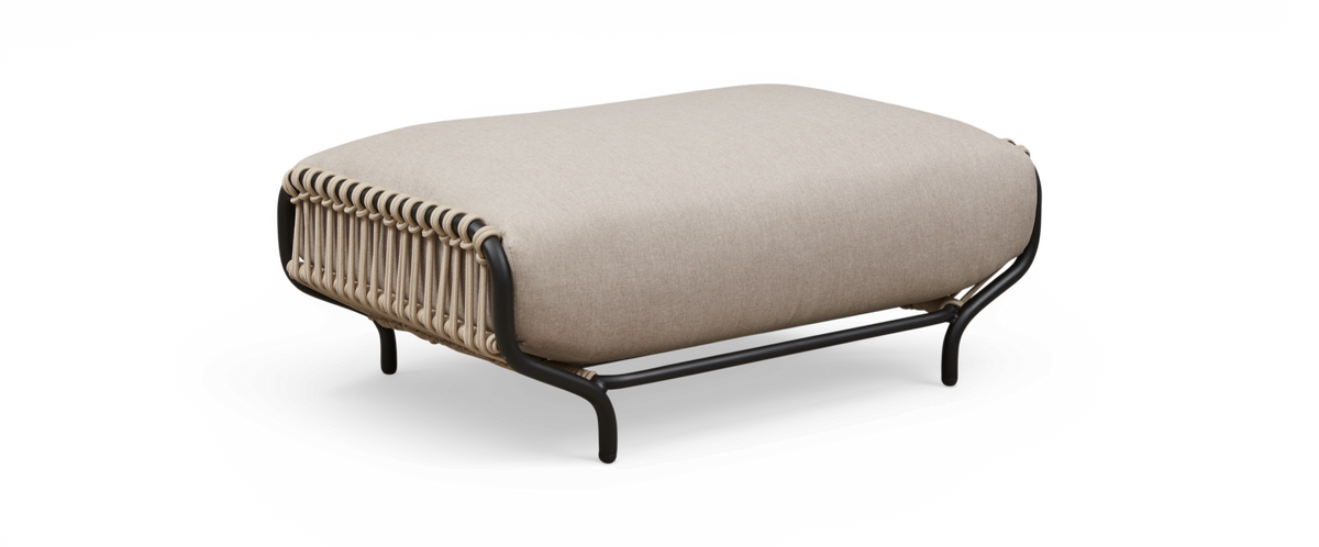 Beigefarvet ottoman/fodskammel med tyk pude, flettet rebdetalje på siderne og sort metalramme, frilagt.
