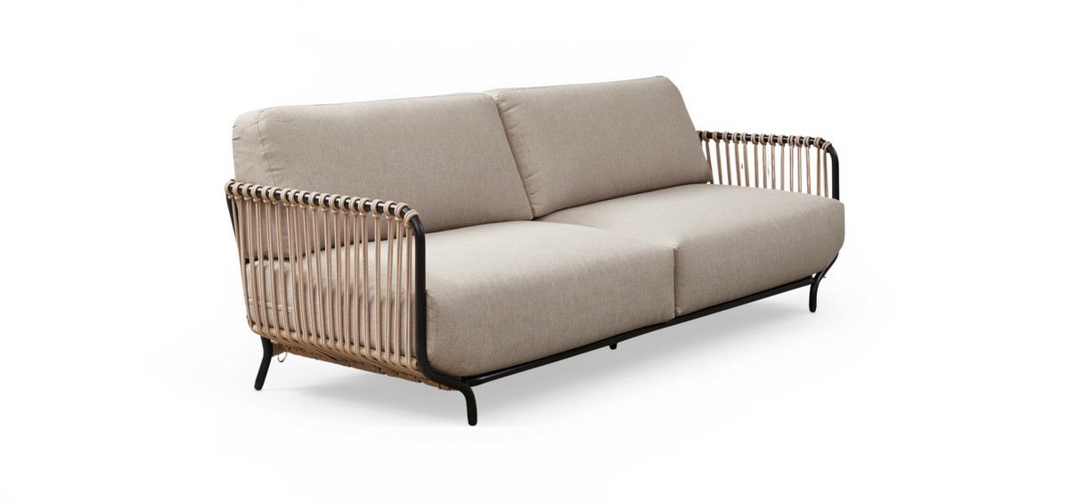 Beige tresæders sofa med flettede reb-sider og sort metalramme, frilagt på hvid baggrund.