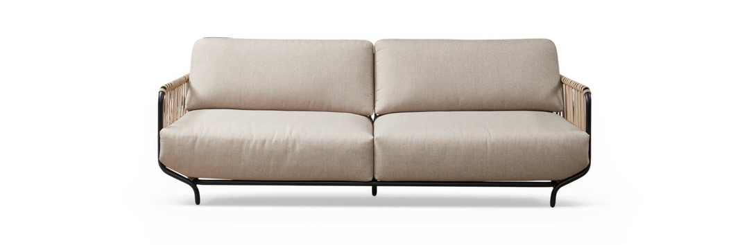 Beige 2-personers sofa med sort rørformet base og flettede armlæn, set forfra.