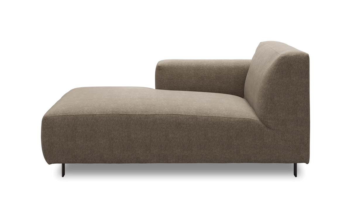 Brun/beige chaiselong med højre armlæn i moderne, minimalistisk design på hvid baggrund.