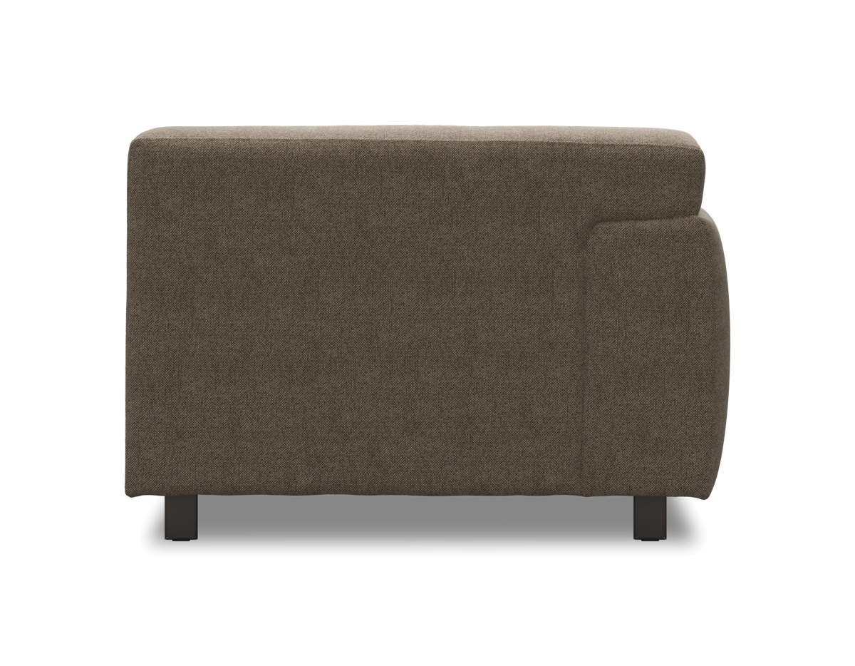 Sidevisning af brun stofsofa med armlæn, frilagt på transparent baggrund.