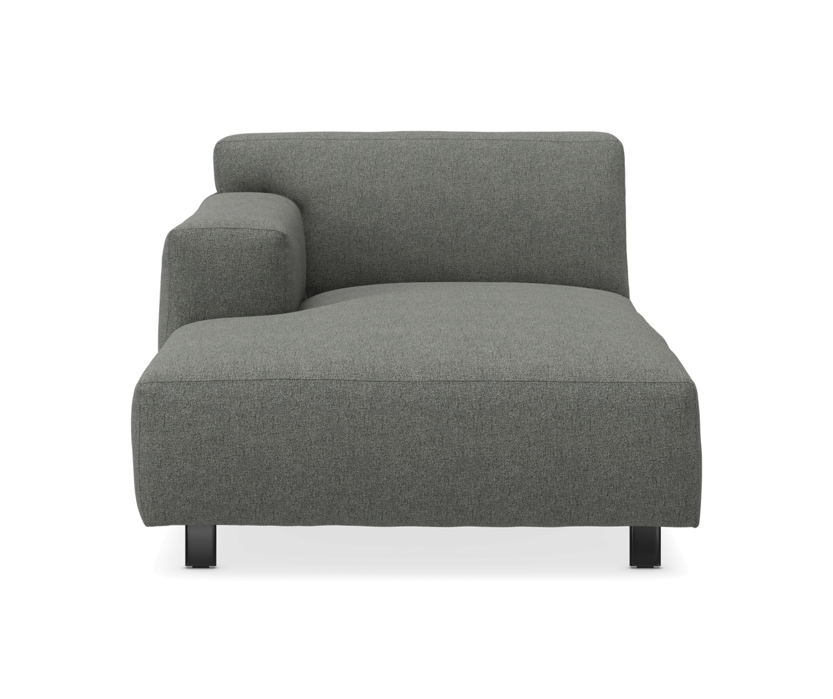 Grå venstrevendt chaiselong/modulsofa i stof set forfra.