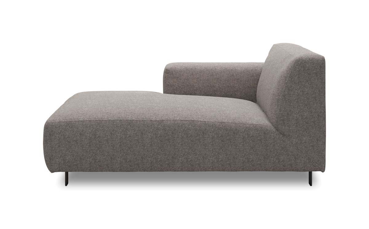 Grå‑beige chaiselongmodul set fra siden, frilagt på hvid baggrund.