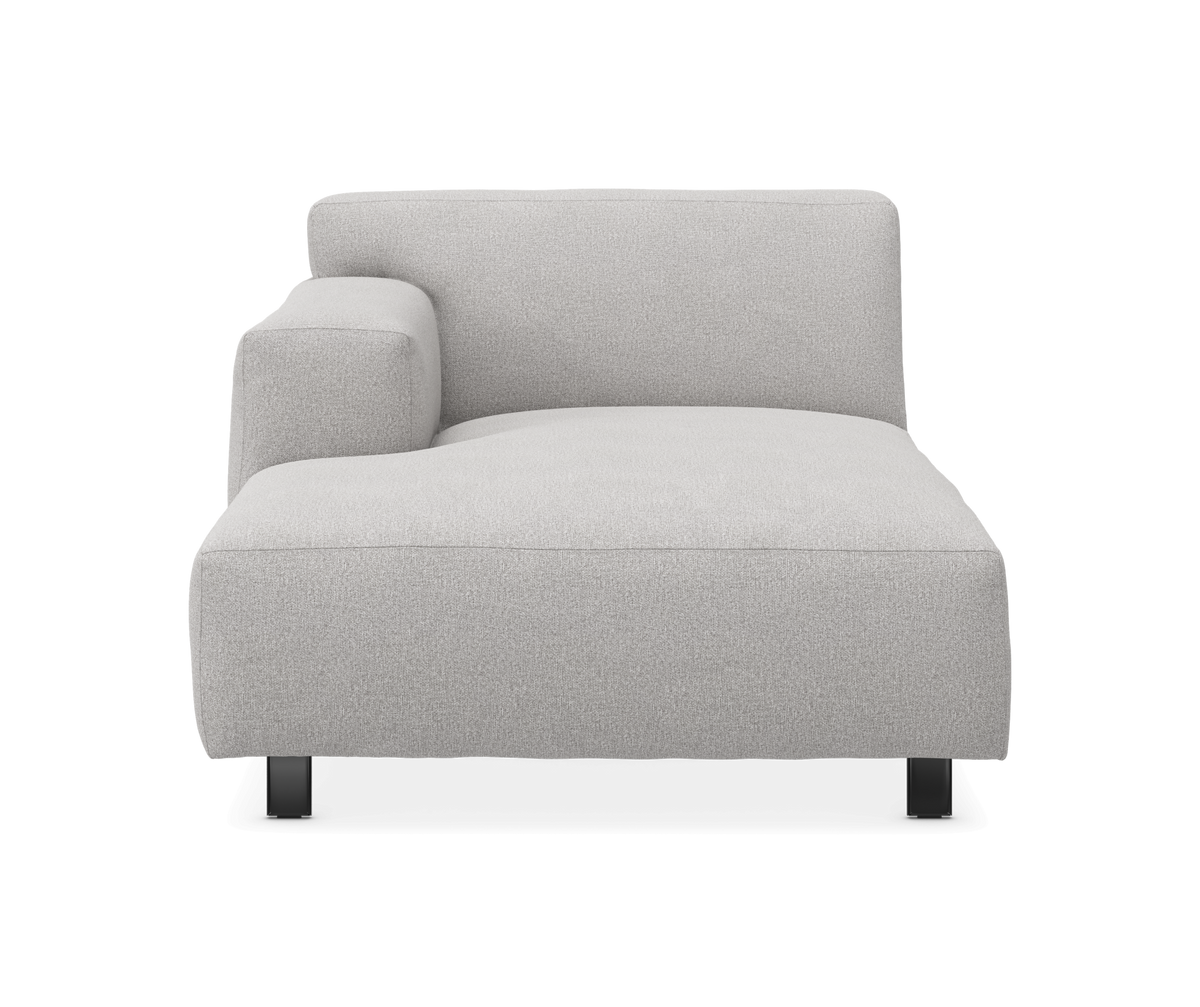 Lysegråt modulsofa-element med venstre armlæn (chaiselong-del), fotograferet forfra på hvid baggrund.