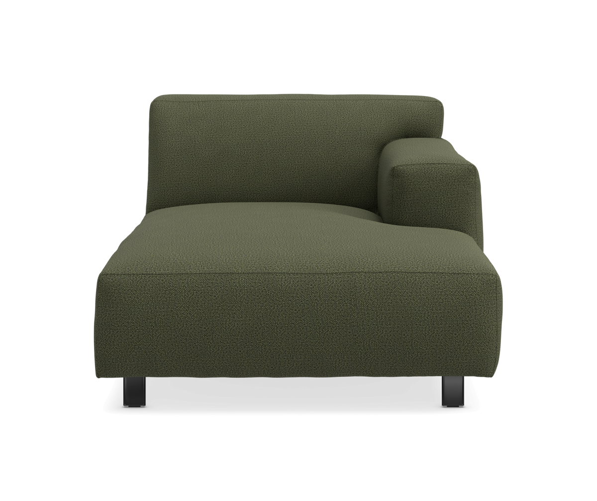 Olivengrøn chaise/modulsofa med højre armlæn, frilagt på hvid baggrund, set forfra.