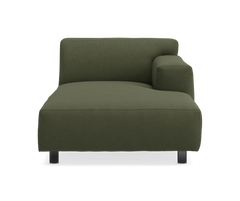 Olivengrøn chaise/modulsofa med højre armlæn, frilagt på hvid baggrund, set forfra.