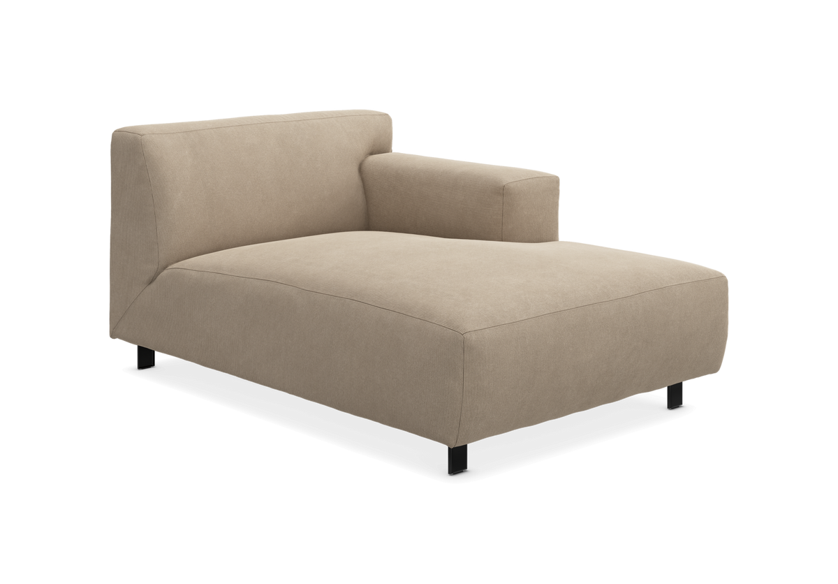 Beige chaiselong‑modul med højre armlæn og lave sorte ben, frilagt mod hvid baggrund.