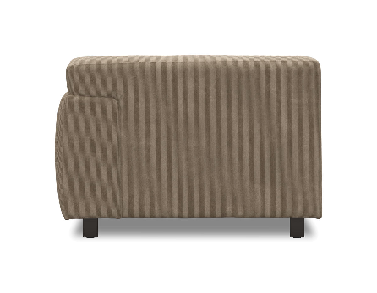 Sidevisning af en beige stof-sofamodel/armmodul med sorte ben, frilagt på neutral baggrund.