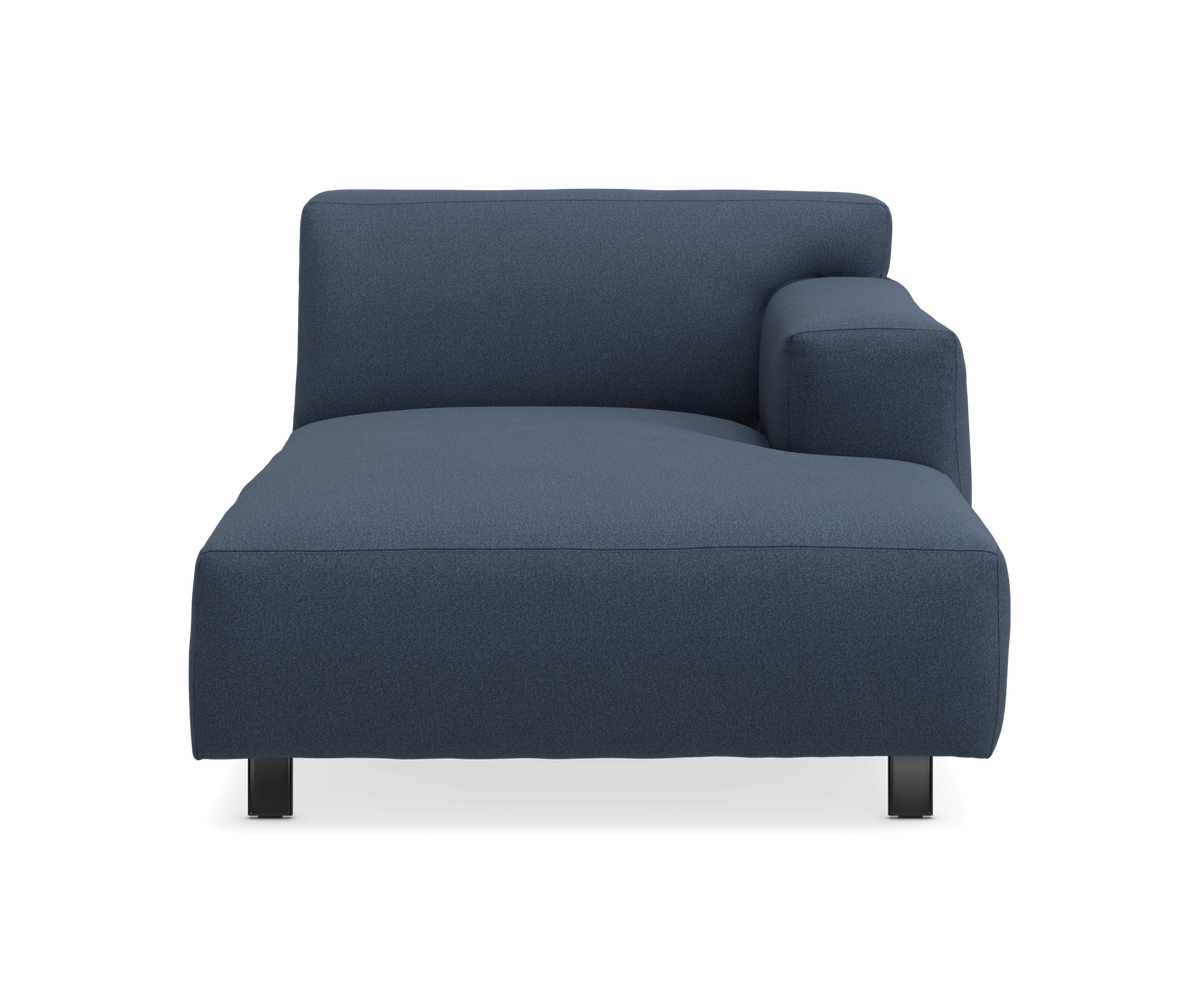 Mørkeblå modulær chaise longue med højre armlæn og sorte ben, frilagt mod hvid baggrund.